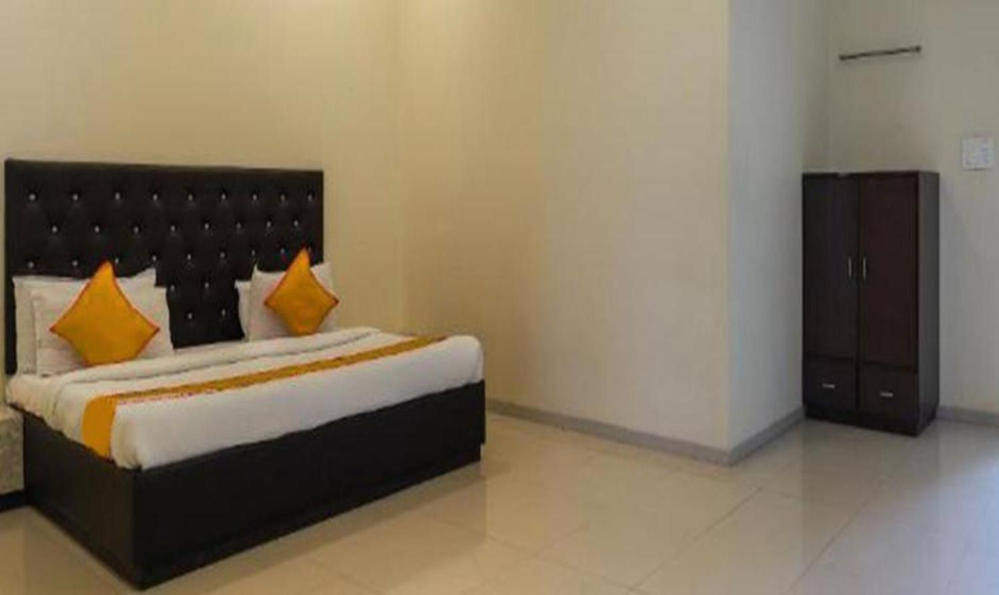 סוראט Hotel O Marigold מראה חיצוני תמונה